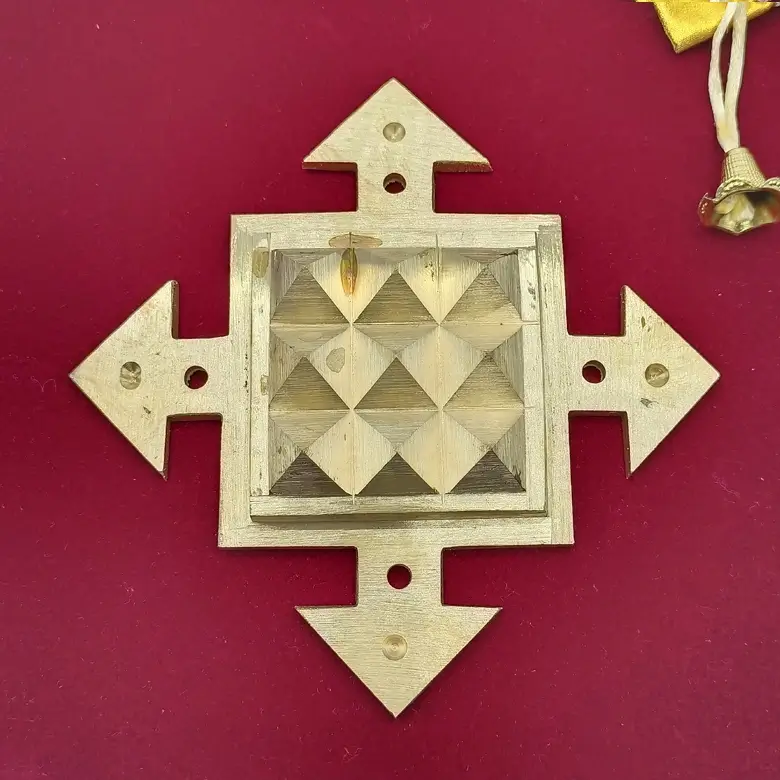 Four Direction Arrow with Pyramid Plate