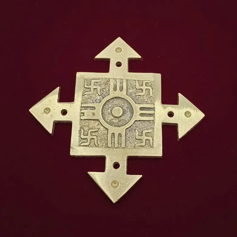 Four Direction Arrow with Pyramid Plate